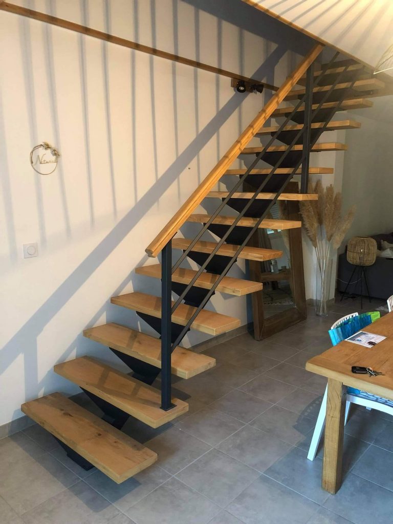 escalier marche bois + armature en métal